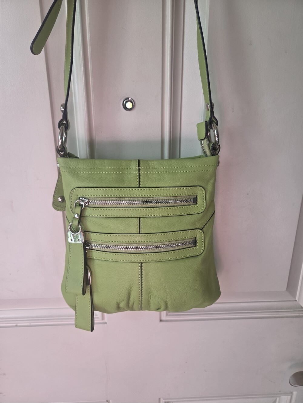 BRUCE MAKOWSKY• LIME GREEN PEBBLED LEATHER CROSSBODY BAG.💚🩶💚